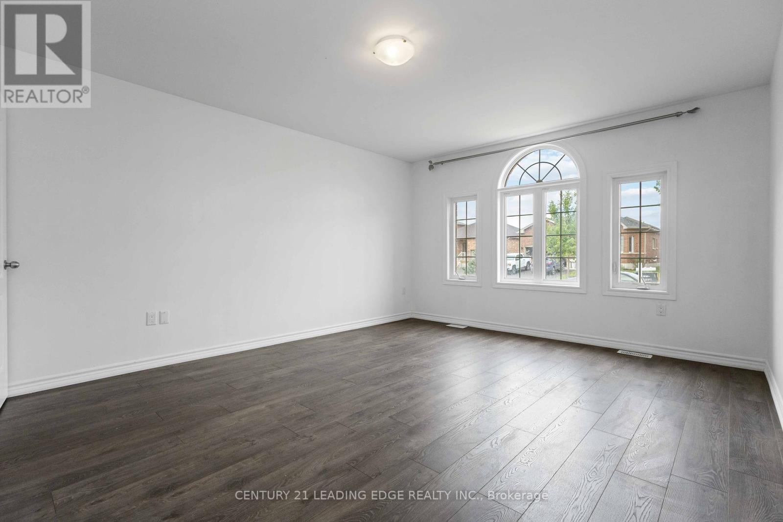 147 Springdale Drive, Kawartha Lakes (Lindsay), Ontario  K9V 0H9 - Photo 13 - X12350951