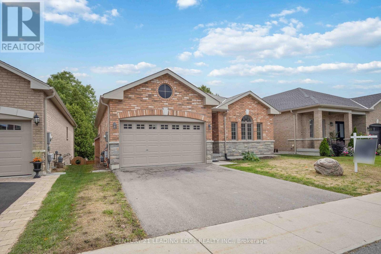 147 Springdale Drive, Kawartha Lakes (Lindsay), Ontario  K9V 0H9 - Photo 4 - X12350951
