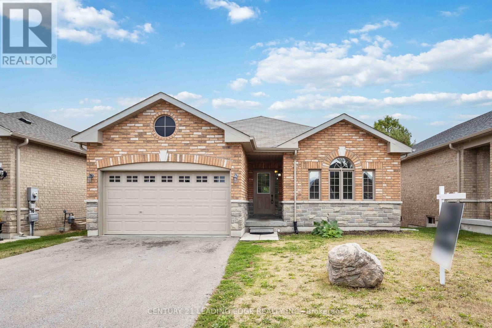 147 Springdale Drive, Kawartha Lakes (Lindsay), Ontario  K9V 0H9 - Photo 5 - X12350951