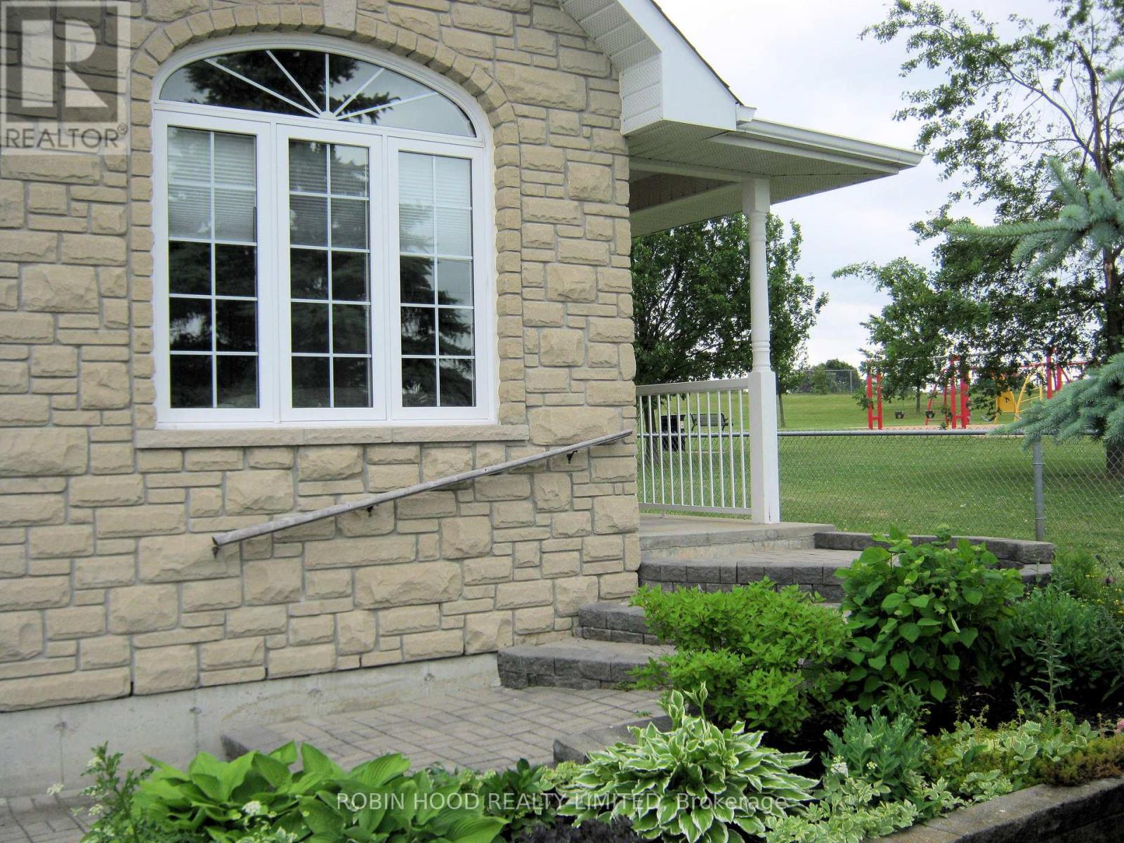 40 Dormer Road, Kawartha Lakes (Lindsay), Ontario  K9V 6H8 - Photo 2 - X12351307