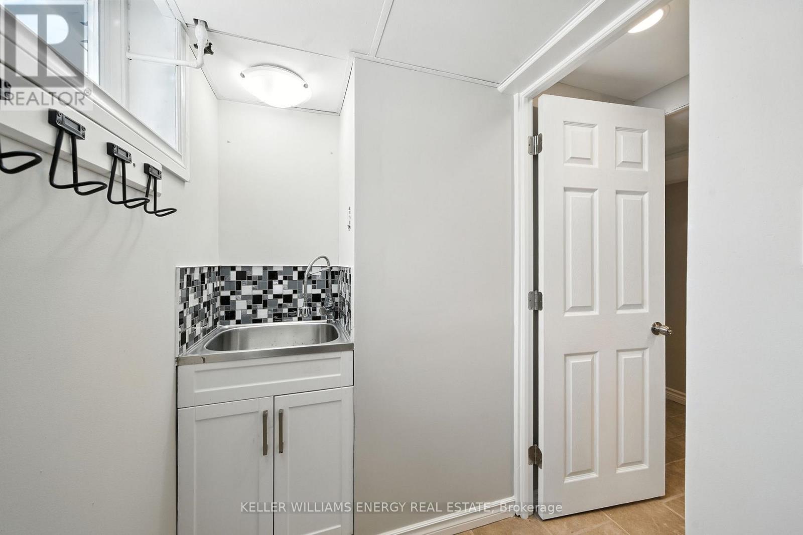 738 Snelgrove Road, Peterborough East (Central), Ontario  K9H 2E9 - Photo 16 - X12351501