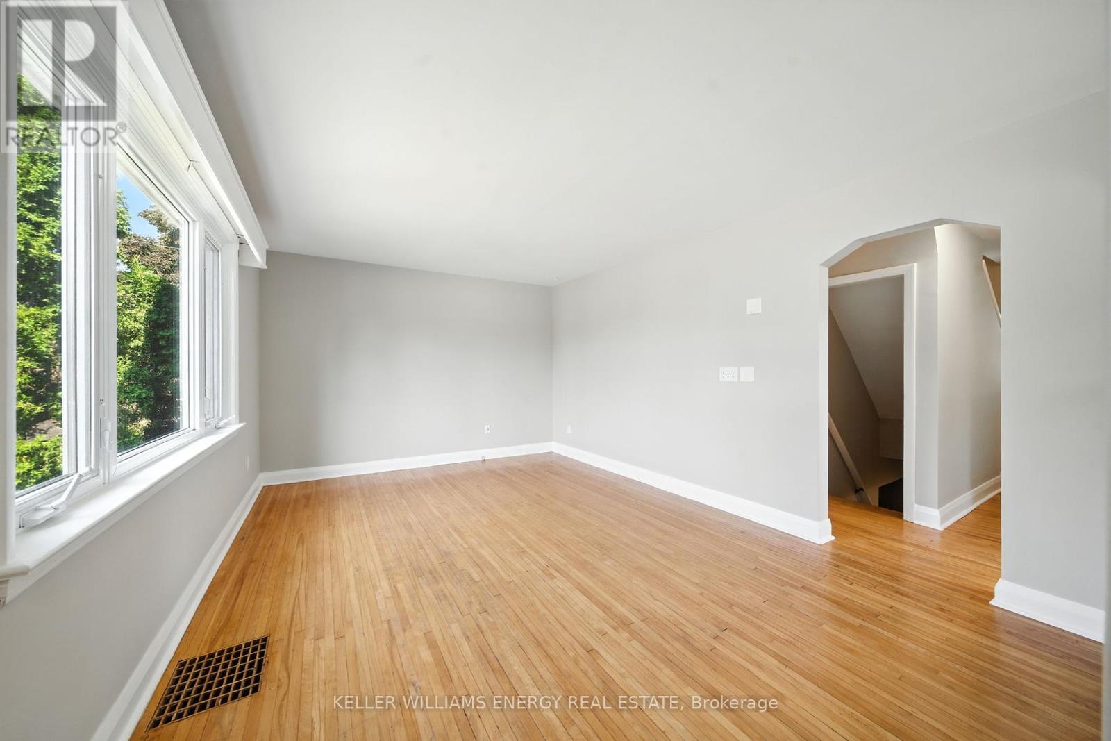 738 Snelgrove Road, Peterborough East (Central), Ontario  K9H 2E9 - Photo 4 - X12351501