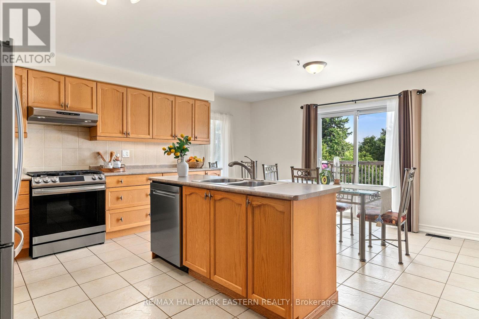 67 Sweetnam Drive, Kawartha Lakes (Lindsay), Ontario  K9V 0A7 - Photo 11 - X12351650