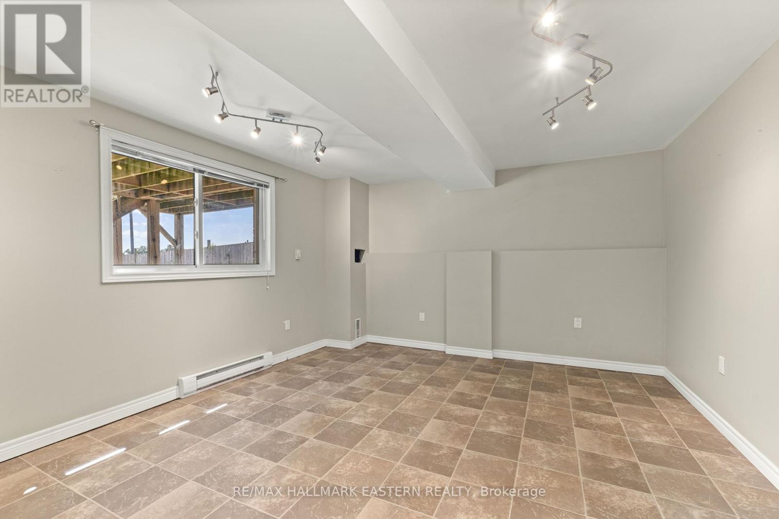 67 Sweetnam Drive, Kawartha Lakes (Lindsay), Ontario  K9V 0A7 - Photo 35 - X12351650