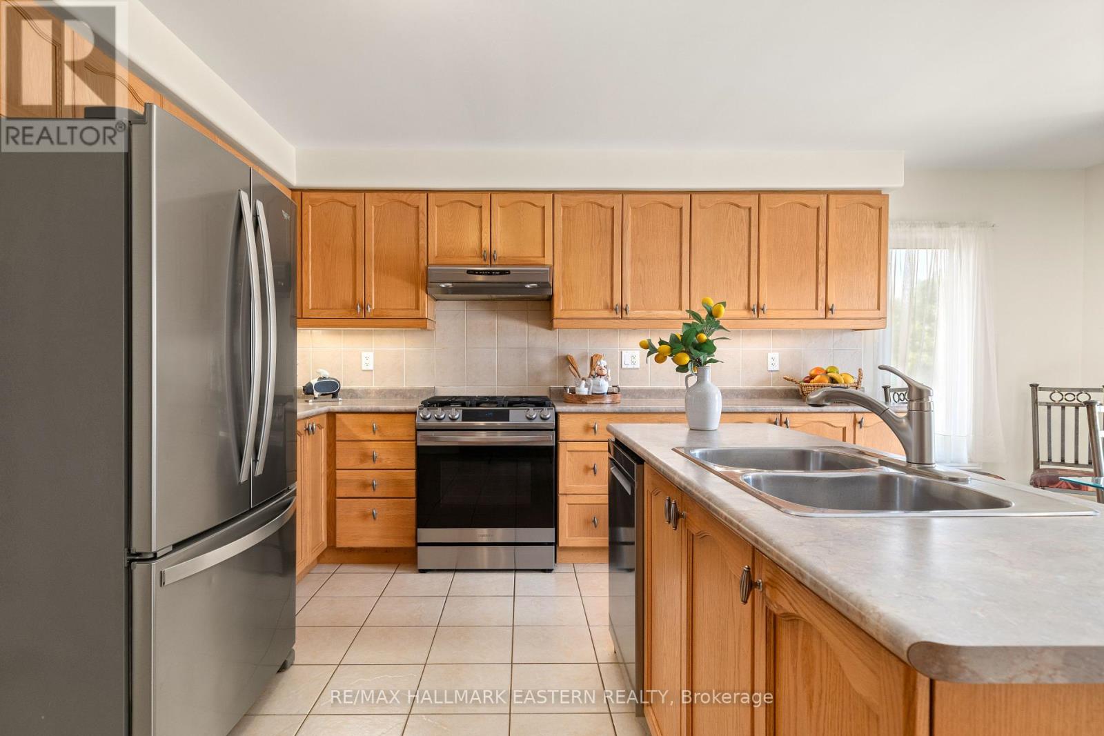 67 Sweetnam Drive, Kawartha Lakes (Lindsay), Ontario  K9V 0A7 - Photo 8 - X12351650