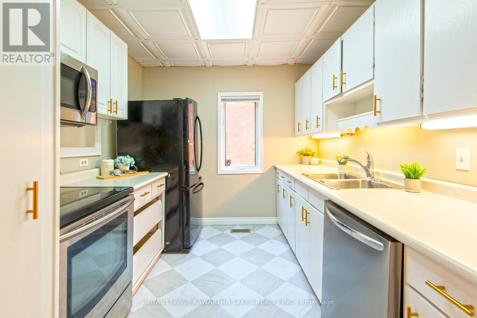 91 Glenelg Street W, Kawartha Lakes (Lindsay), Ontario  K9V 2V8 - Photo 8 - X12352452