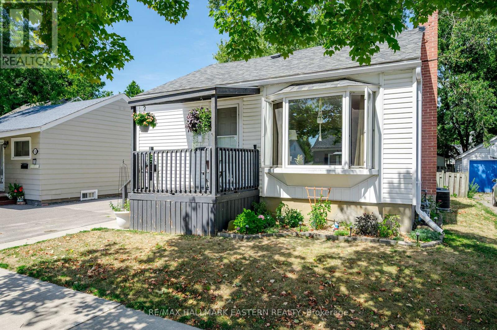 748 New Romaine Street, Peterborough (Otonabee Ward 1), Ontario  K9J 2E9 - Photo 3 - X12352462