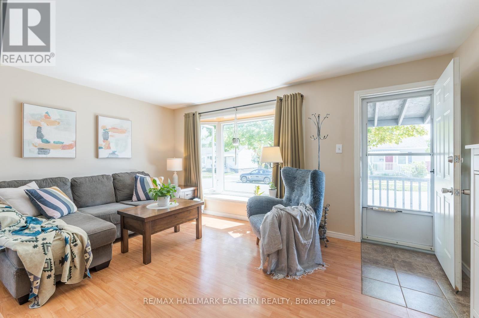 748 New Romaine Street, Peterborough (Otonabee Ward 1), Ontario  K9J 2E9 - Photo 8 - X12352462