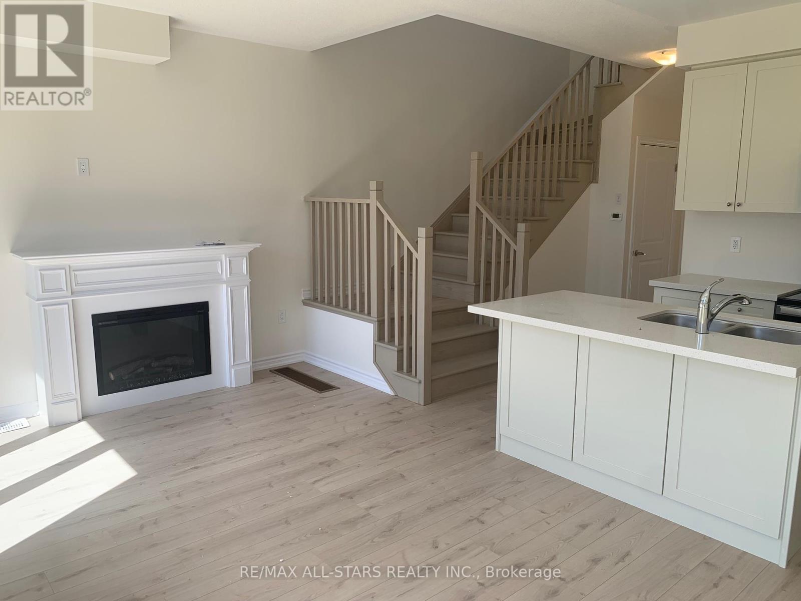 66 Hickey Lane, Kawartha Lakes (Lindsay), Ontario  K9V 5V7 - Photo 12 - X12353599