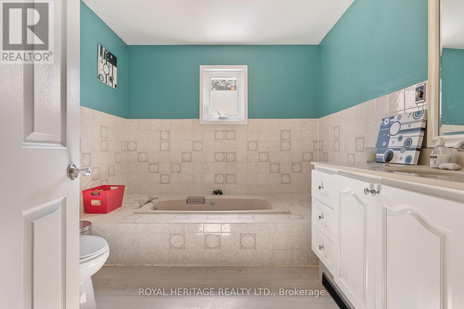 20 Buckhorn Road, Kawartha Lakes (Fenelon), Ontario  K9V 4R6 - Photo 12 - X12356913