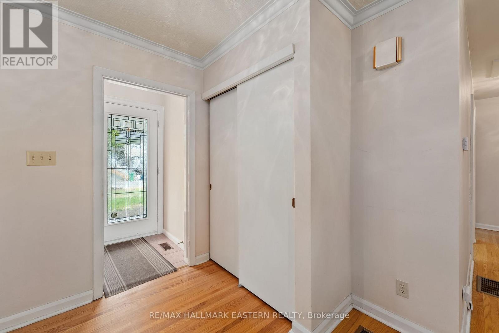 883 Kensington Drive, Peterborough (Monaghan Ward 2), Ontario  K9J 6J8 - Photo 4 - X12357254