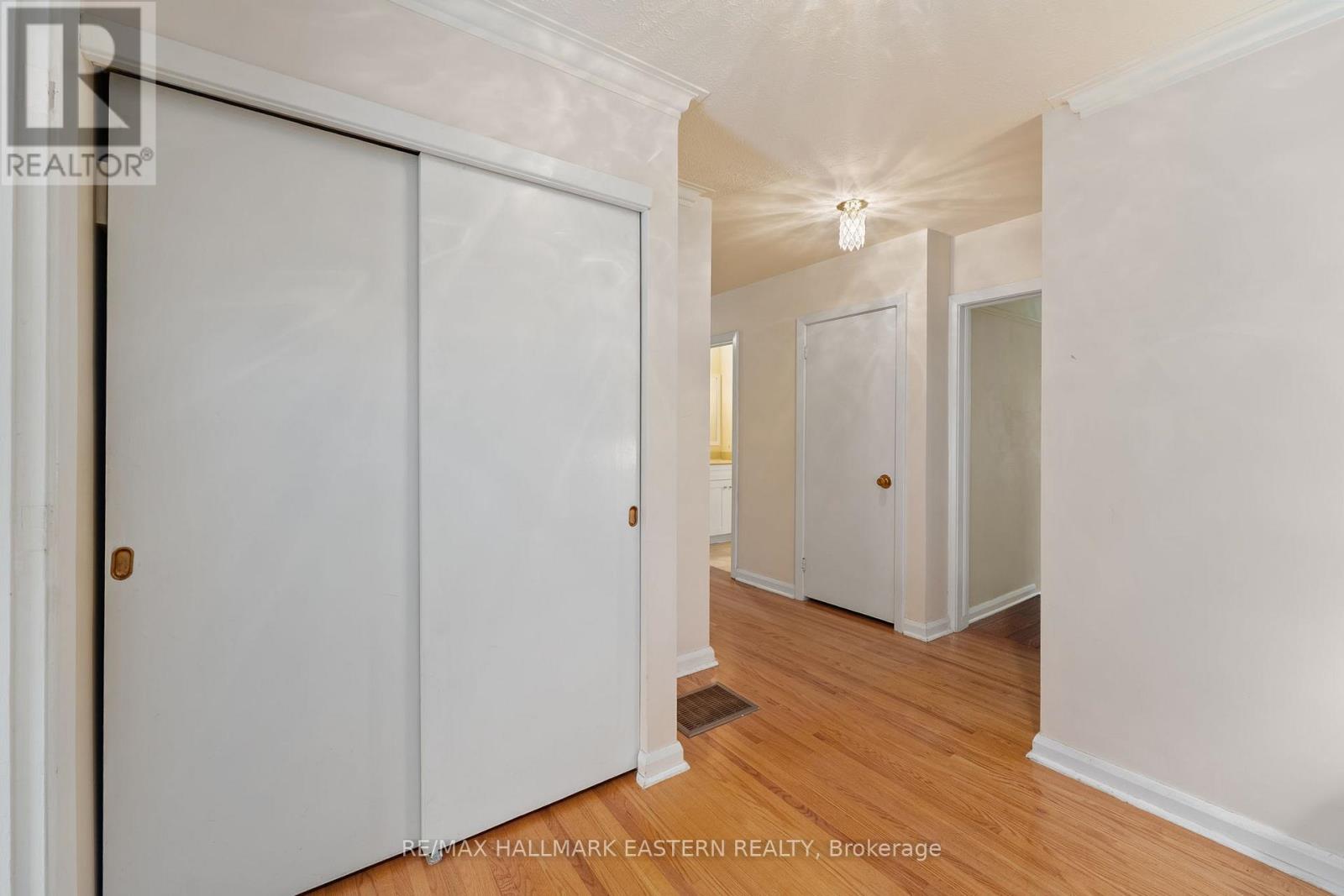 883 Kensington Drive, Peterborough (Monaghan Ward 2), Ontario  K9J 6J8 - Photo 5 - X12357254