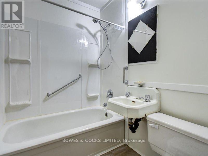 722 Gillespie Avenue, Peterborough (Otonabee Ward 1), Ontario  K9J 4B7 - Photo 10 - X12357472