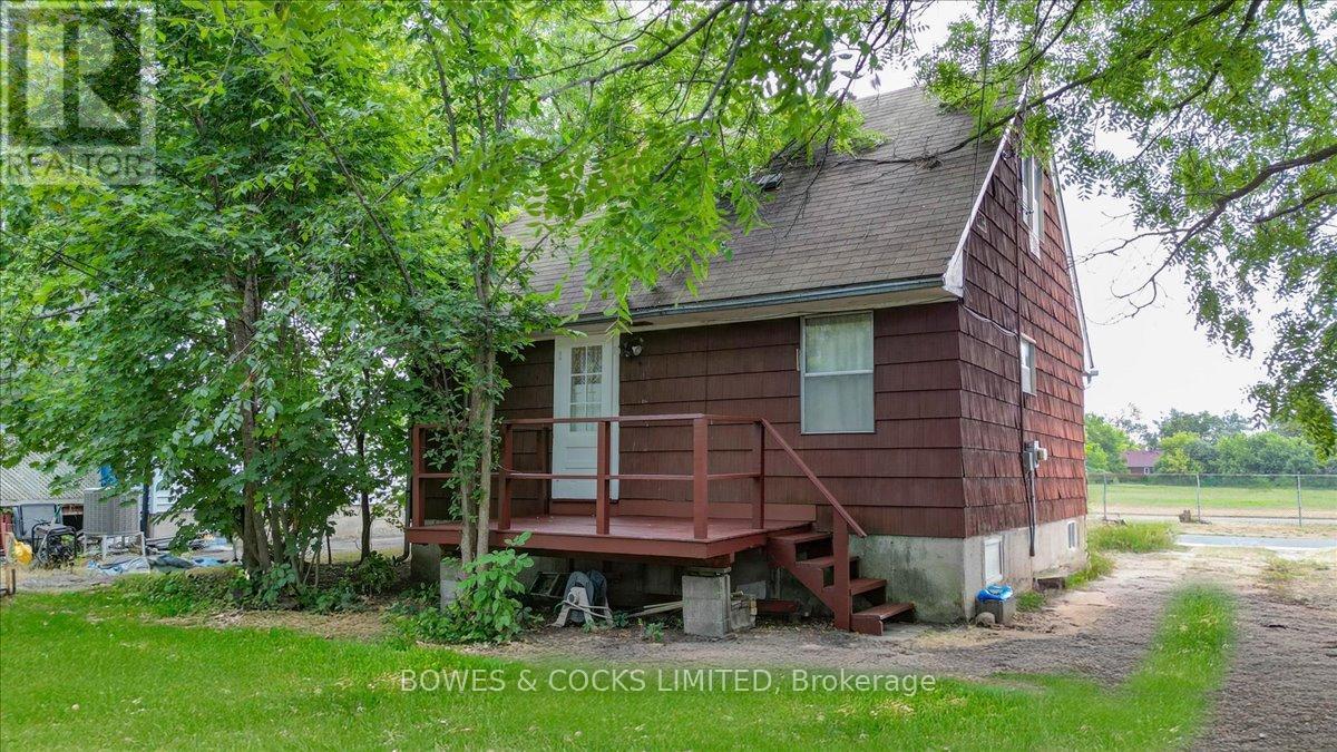 722 Gillespie Avenue, Peterborough (Otonabee Ward 1), Ontario  K9J 4B7 - Photo 2 - X12357472