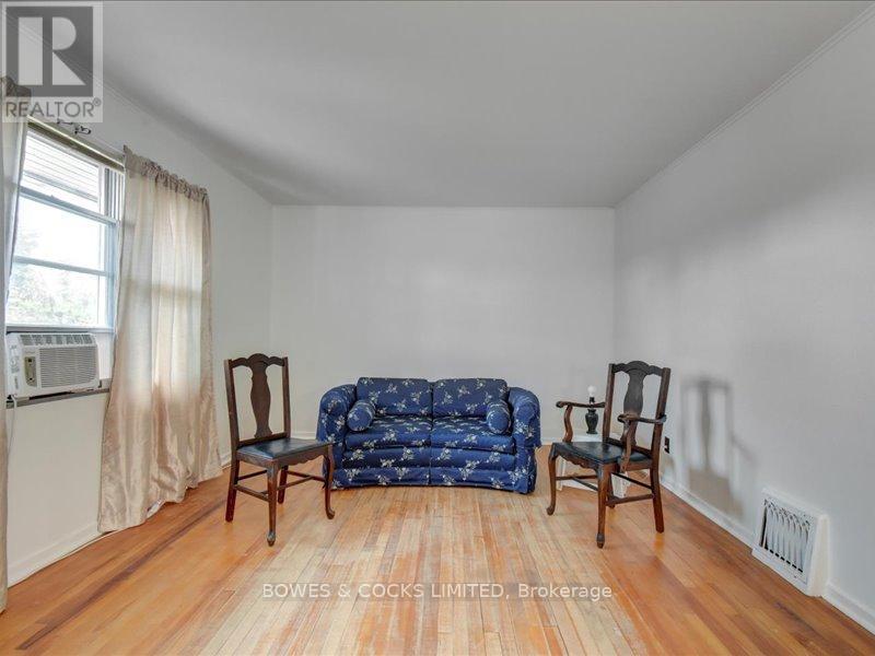 722 Gillespie Avenue, Peterborough (Otonabee Ward 1), Ontario  K9J 4B7 - Photo 3 - X12357472