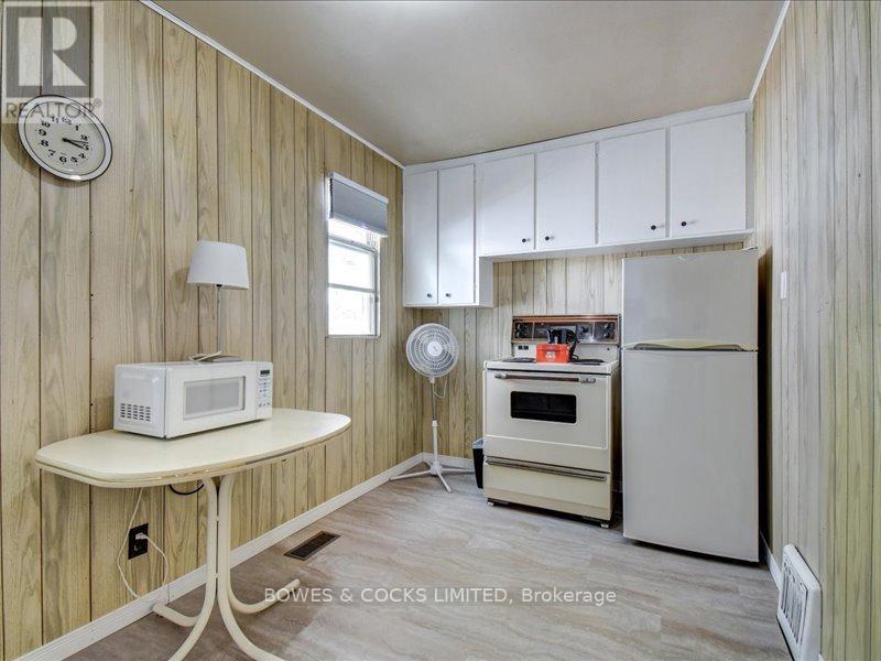 722 Gillespie Avenue, Peterborough (Otonabee Ward 1), Ontario  K9J 4B7 - Photo 6 - X12357472