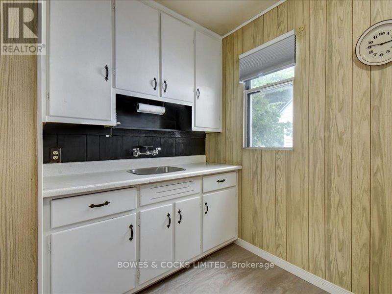 722 Gillespie Avenue, Peterborough (Otonabee Ward 1), Ontario  K9J 4B7 - Photo 7 - X12357472