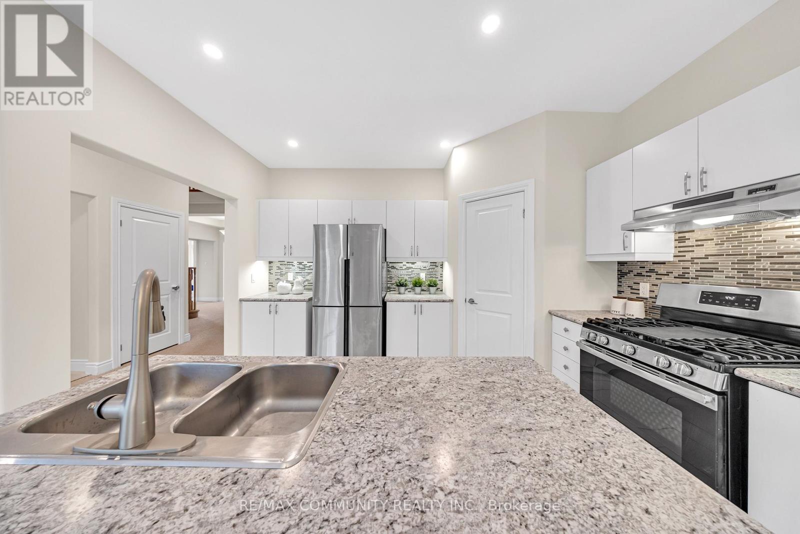 78 Alcorn Drive, Kawartha Lakes (Lindsay), Ontario  K9V 0M8 - Photo 17 - X12359140