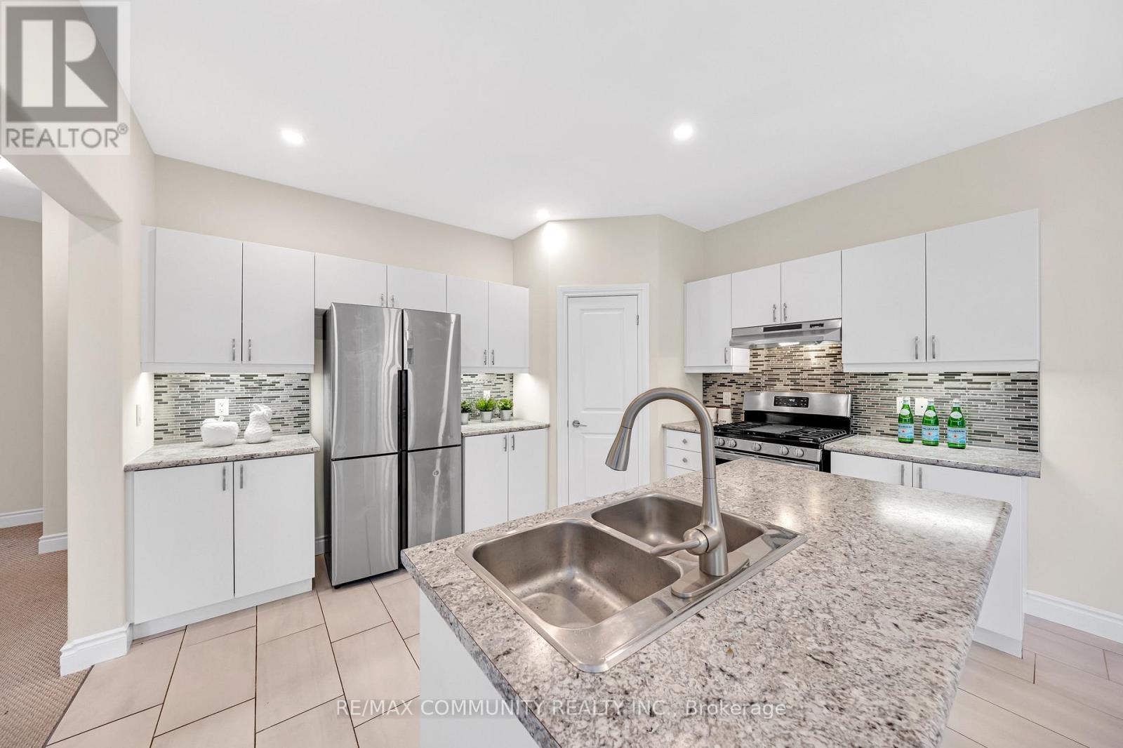 78 Alcorn Drive, Kawartha Lakes (Lindsay), Ontario  K9V 0M8 - Photo 18 - X12359140