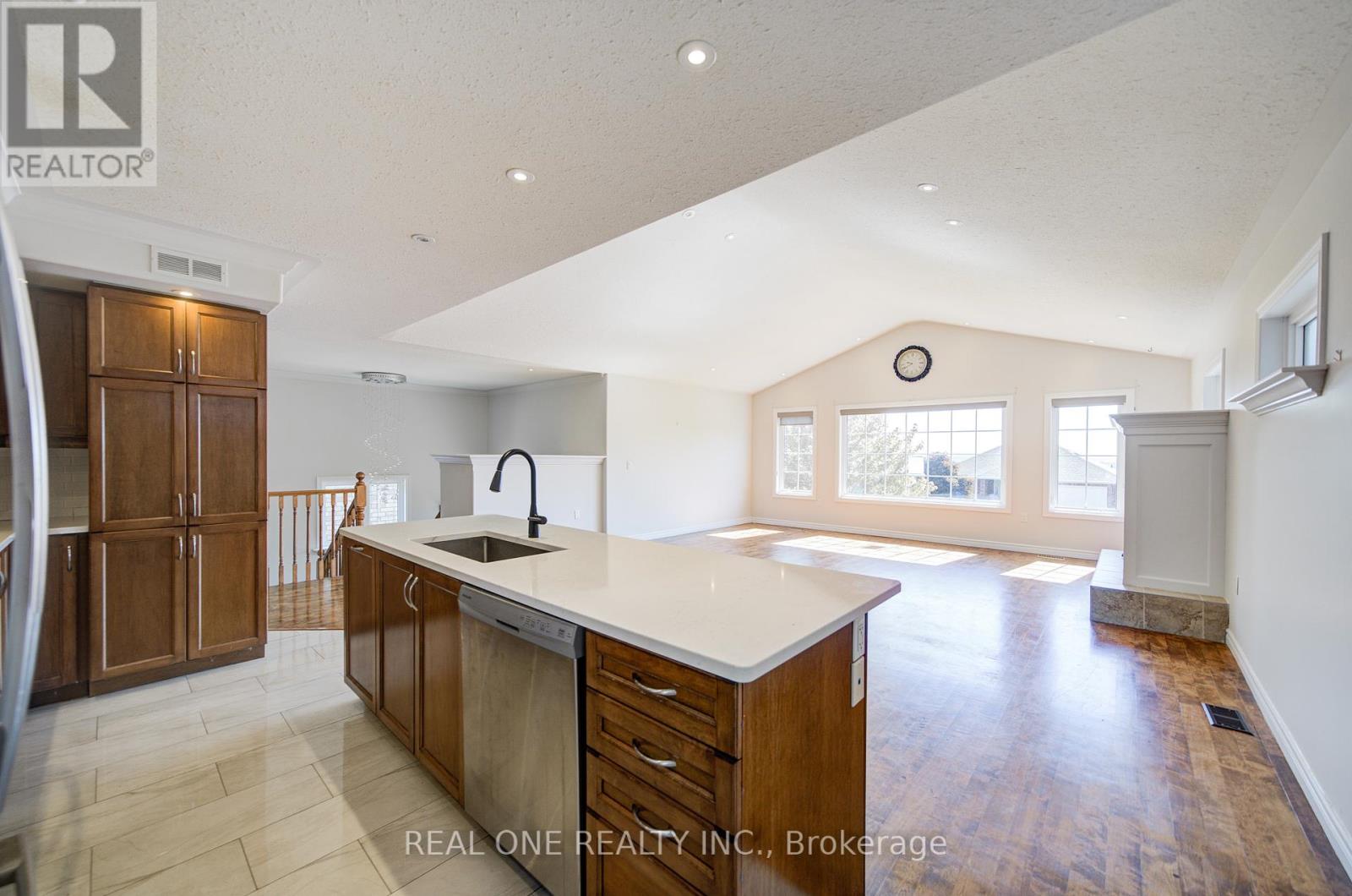 105 Milroy Drive, Peterborough North (North), Ontario  K9H 7T2 - Photo 13 - X12360010
