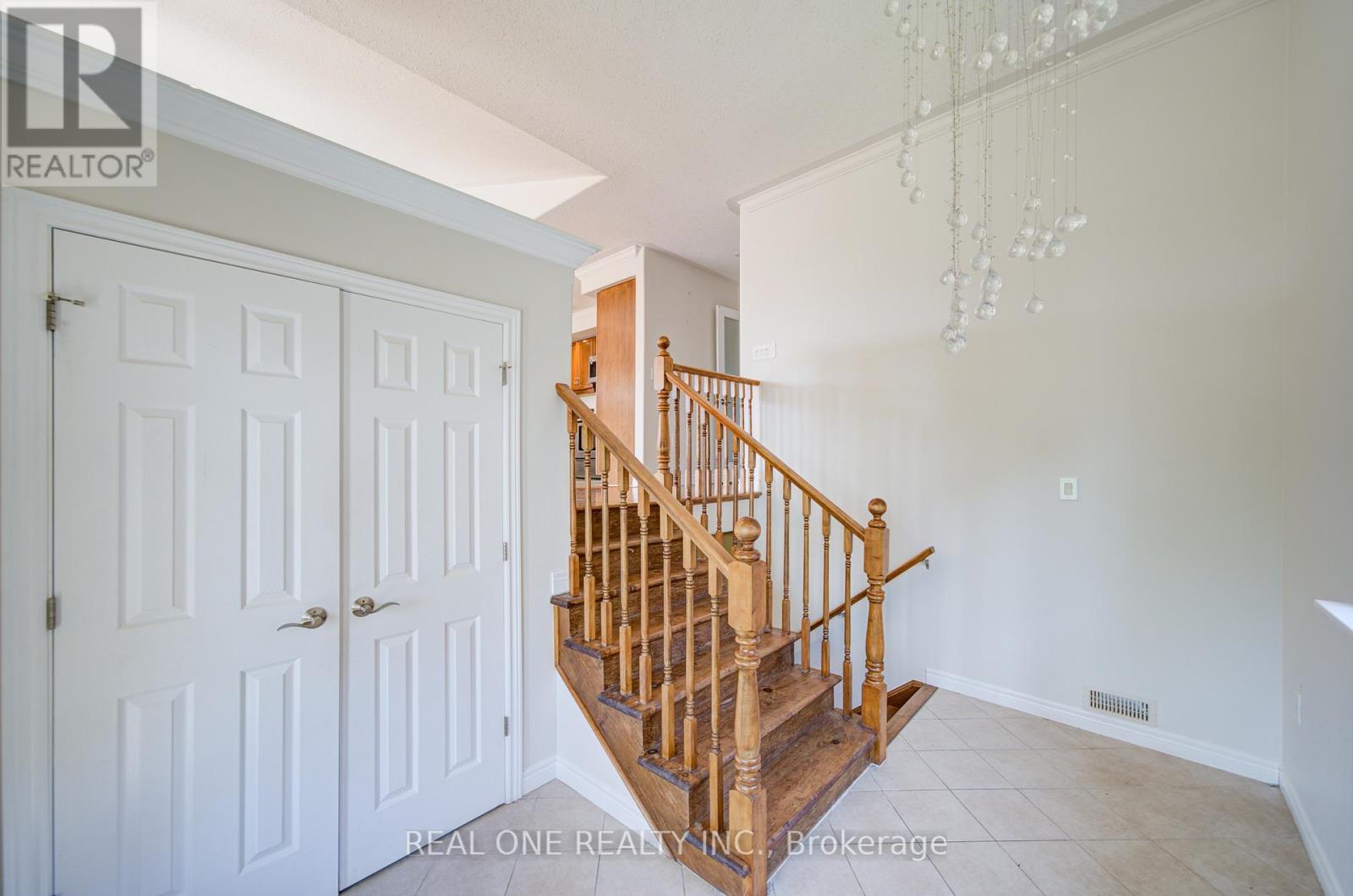 105 Milroy Drive, Peterborough North (North), Ontario  K9H 7T2 - Photo 6 - X12360010