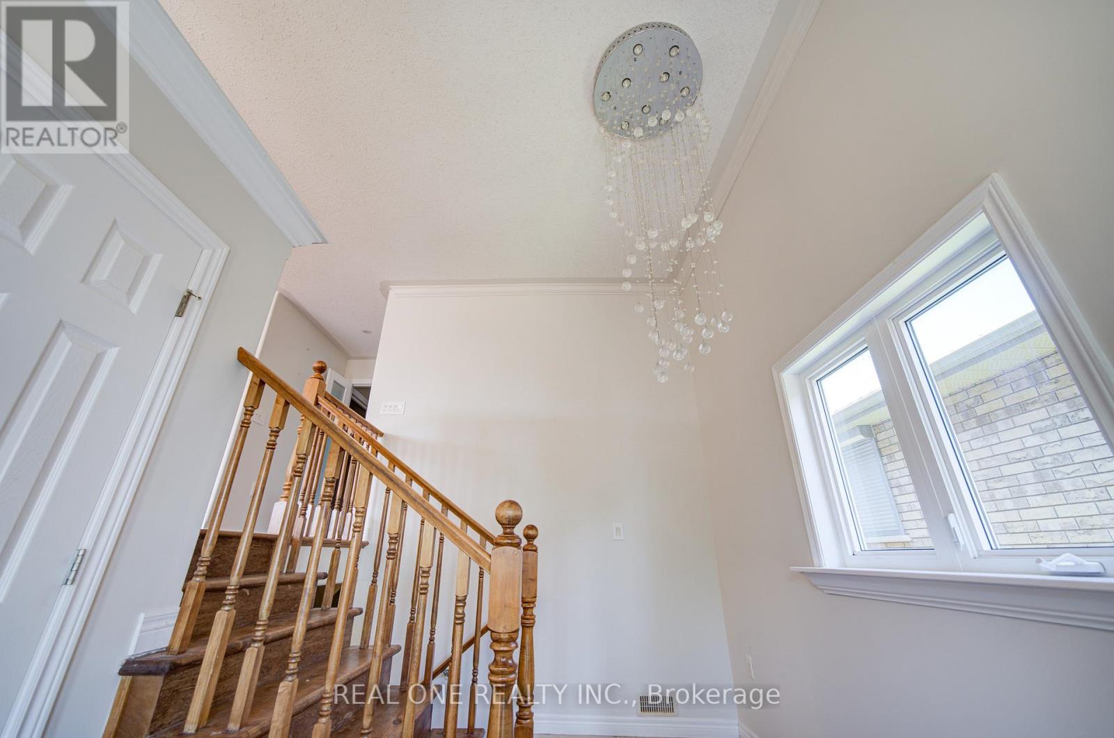 105 Milroy Drive, Peterborough North (North), Ontario  K9H 7T2 - Photo 7 - X12360010