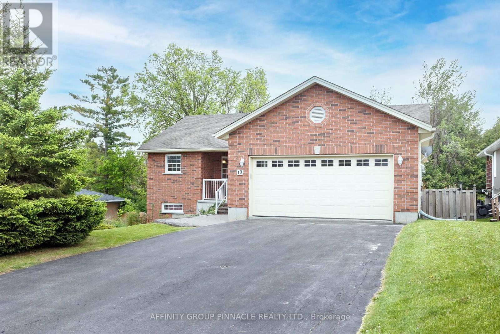 10 Champlain Boulevard, Kawartha Lakes (Lindsay), Ontario  K9V 0H9 - Photo 1 - X12360216