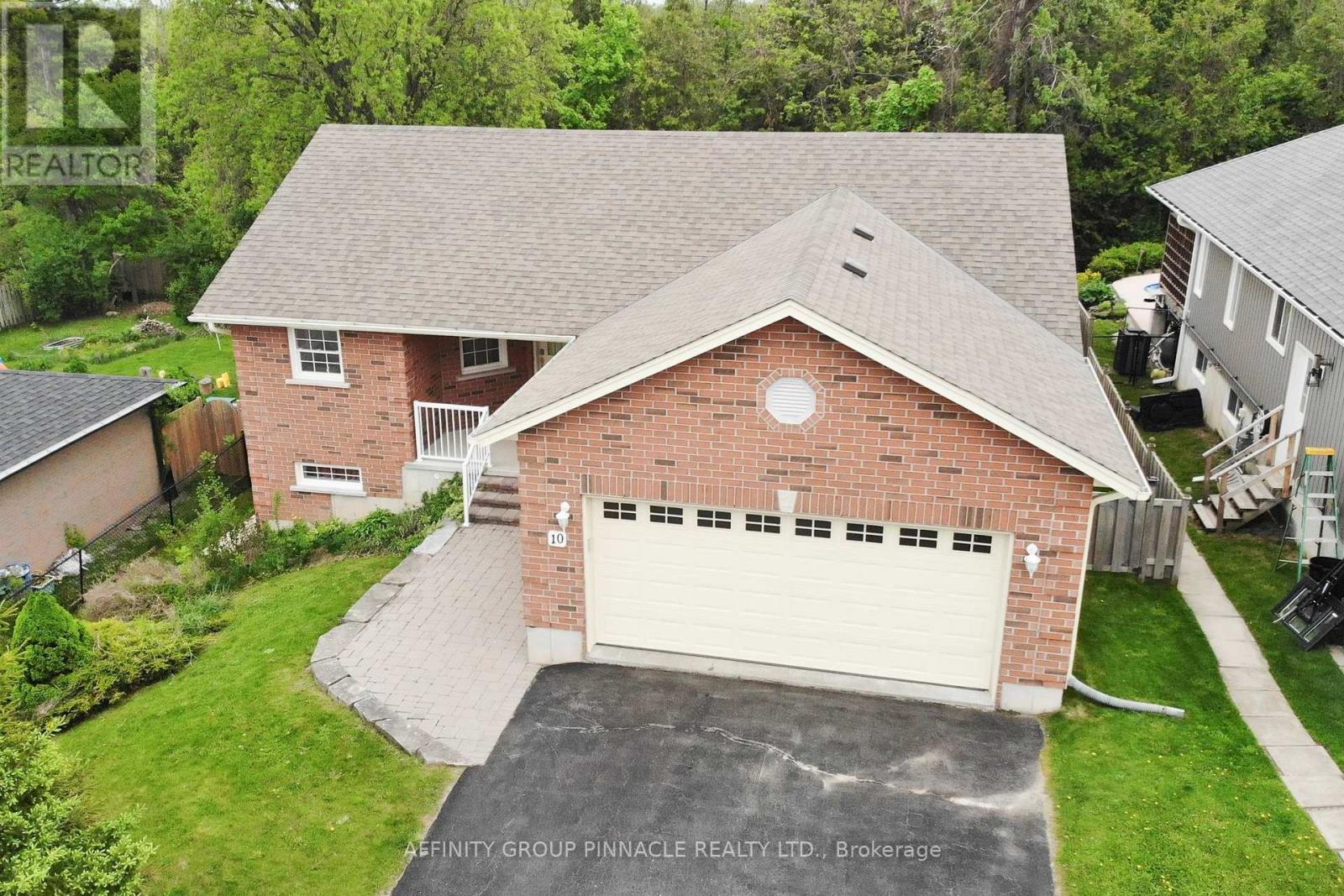 10 Champlain Boulevard, Kawartha Lakes (Lindsay), Ontario  K9V 0H9 - Photo 2 - X12360216