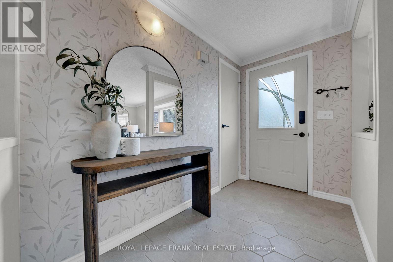 26 Pineridge Crescent, Clarington (Newcastle), Ontario  L1B 1B9 - Photo 2 - E12364741