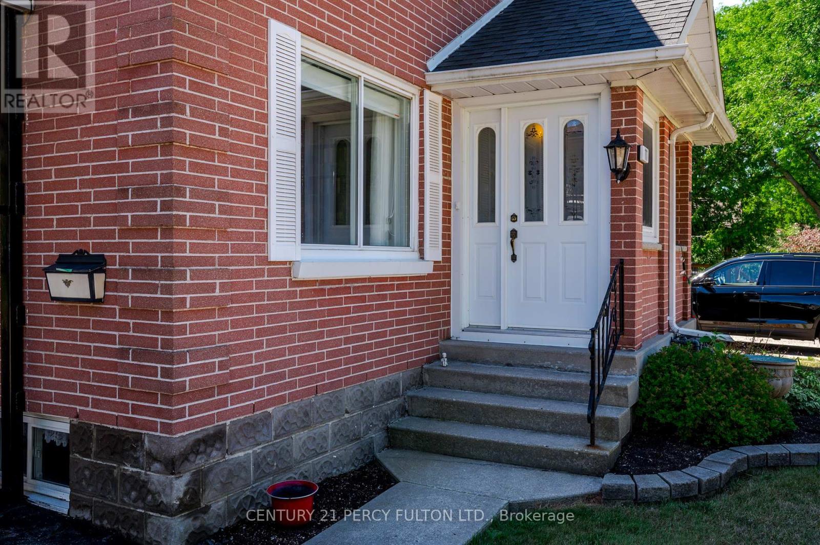111 Short Avenue, Kawartha Lakes (Lindsay), Ontario  K9V 1J7 - Photo 2 - X12364839