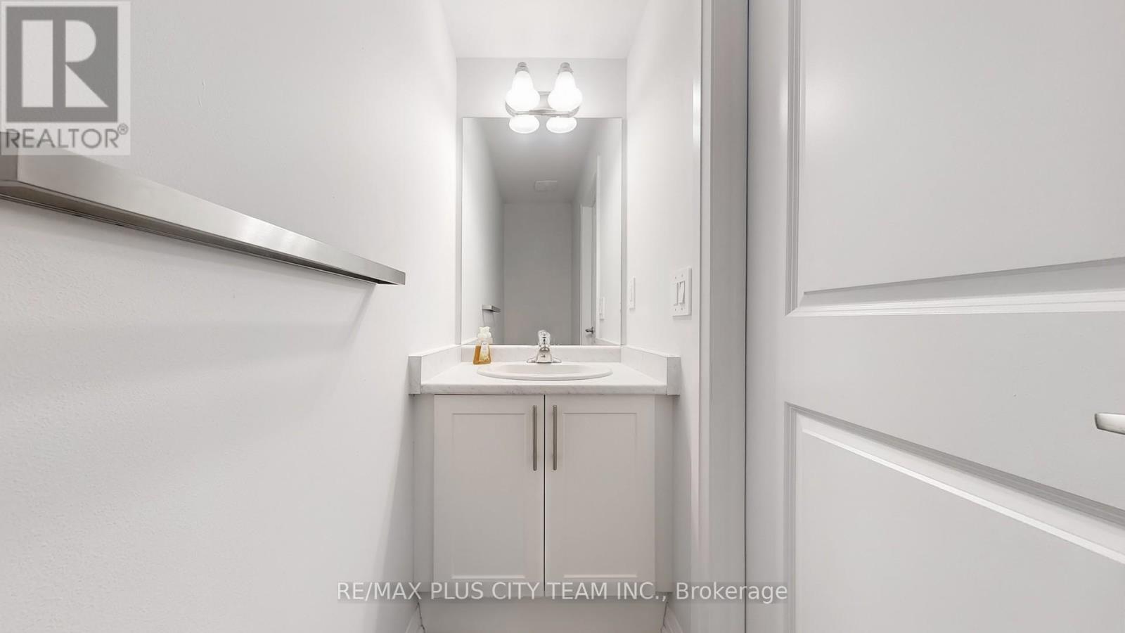 32 Keenan Street, Kawartha Lakes (Lindsay), Ontario  K9V 6C2 - Photo 11 - X12365336