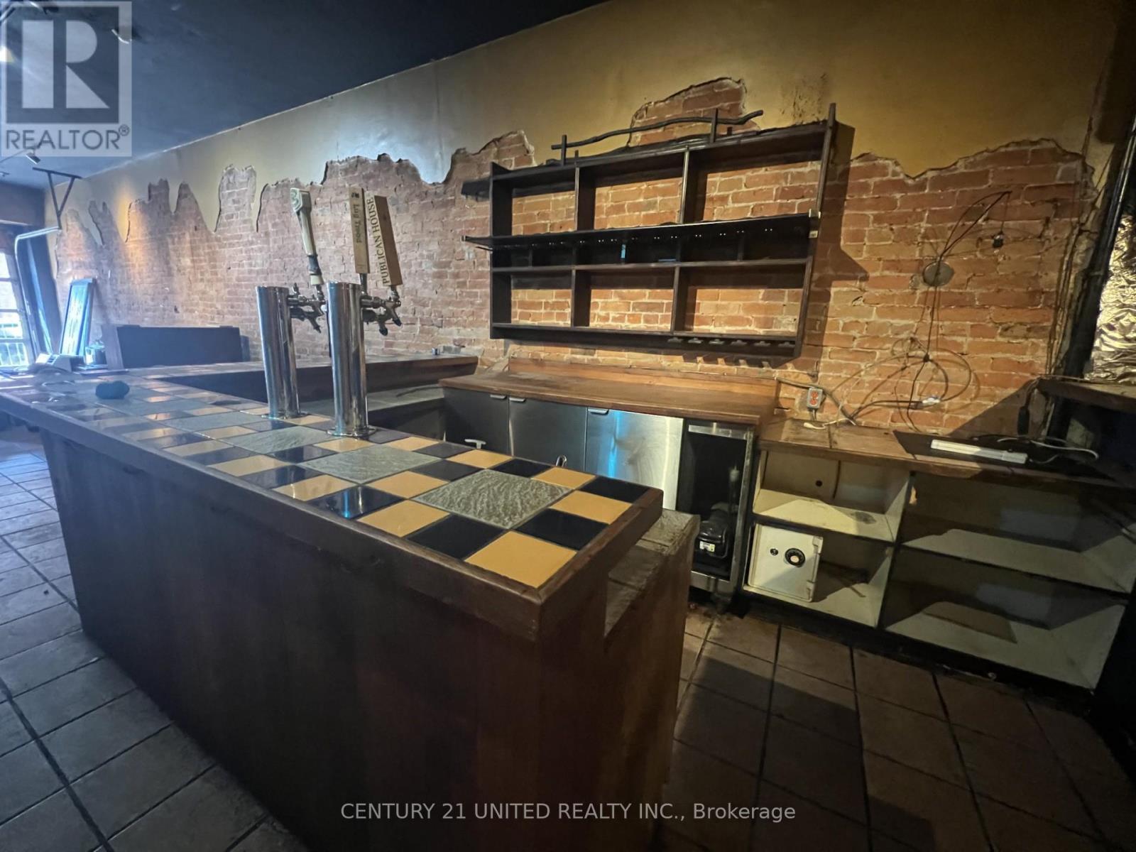 170 Charlotte Street, Peterborough (Town Ward 3), Ontario  K9J 2T8 - Photo 2 - X12366036