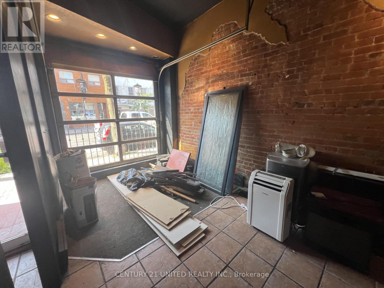 170 Charlotte Street, Peterborough (Town Ward 3), Ontario  K9J 2T8 - Photo 3 - X12366036