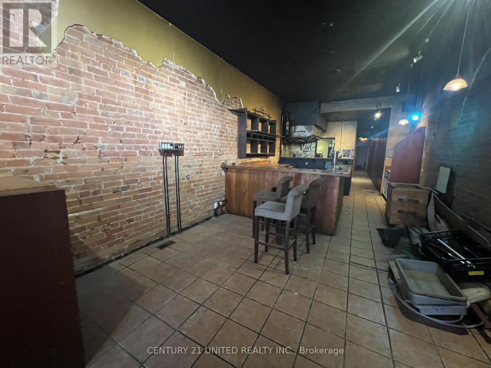 170 Charlotte Street, Peterborough (Town Ward 3), Ontario  K9J 2T8 - Photo 5 - X12366036