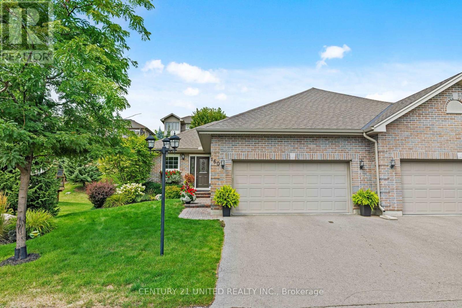 160 - 301 Carnegie Avenue, Peterborough (Northcrest Ward 5), Ontario  K9L 0E9 - Photo 3 - X12366899
