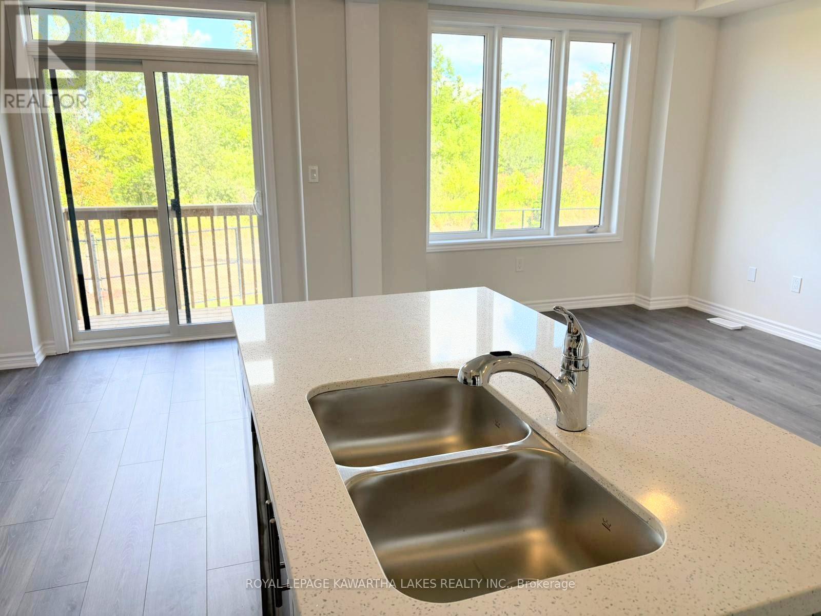 27 Hickey Lane, Kawartha Lakes (Lindsay), Ontario  K9V 0T3 - Photo 7 - X12367987
