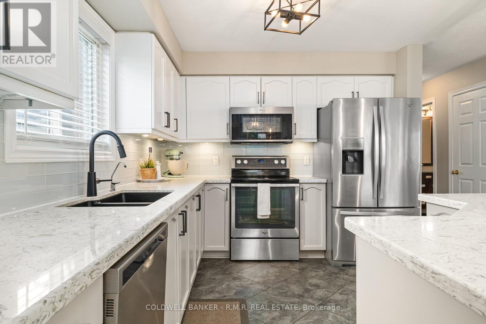 16 Wood Court, Kawartha Lakes (Lindsay), Ontario  K9V 6J4 - Photo 12 - X12368179