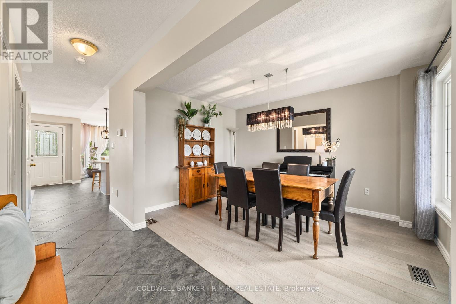 16 Wood Court, Kawartha Lakes (Lindsay), Ontario  K9V 6J4 - Photo 5 - X12368179