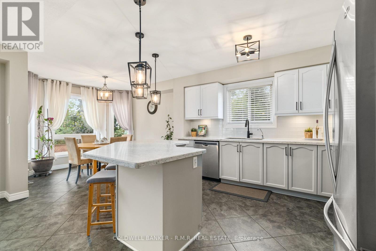 16 Wood Court, Kawartha Lakes (Lindsay), Ontario  K9V 6J4 - Photo 8 - X12368179