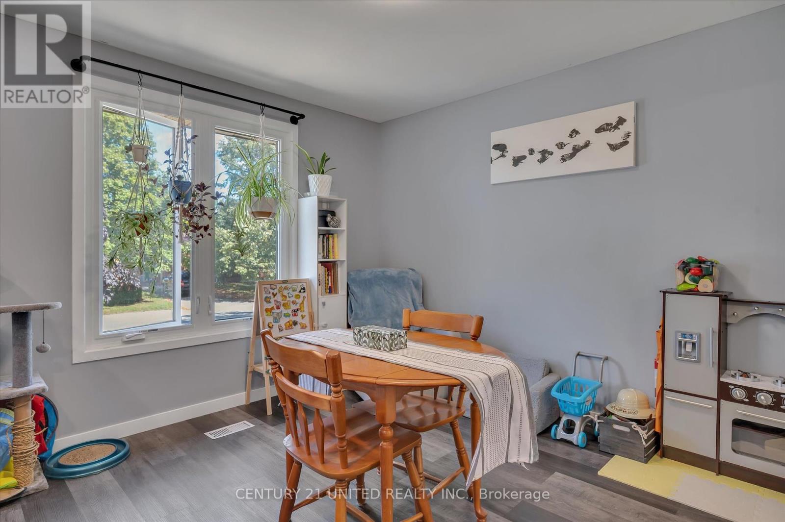 561 Barnes Crescent, Peterborough (Otonabee Ward 1), Ontario  K9J 7Z2 - Photo 10 - X12368340