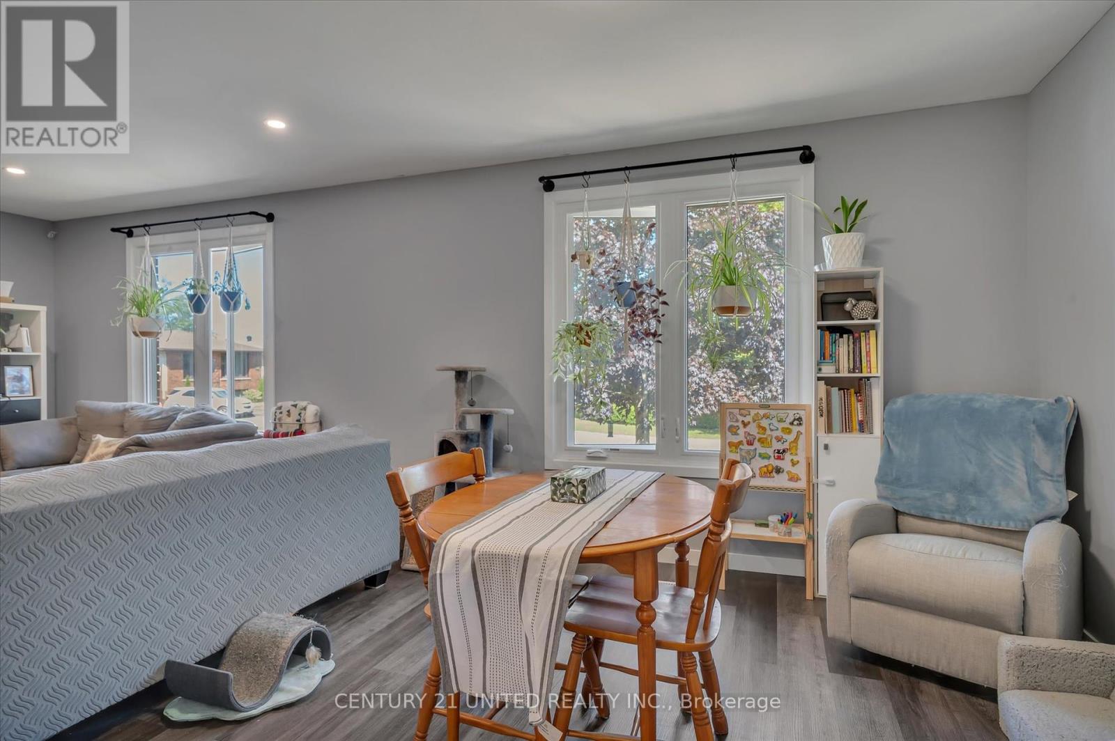 561 Barnes Crescent, Peterborough (Otonabee Ward 1), Ontario  K9J 7Z2 - Photo 11 - X12368340