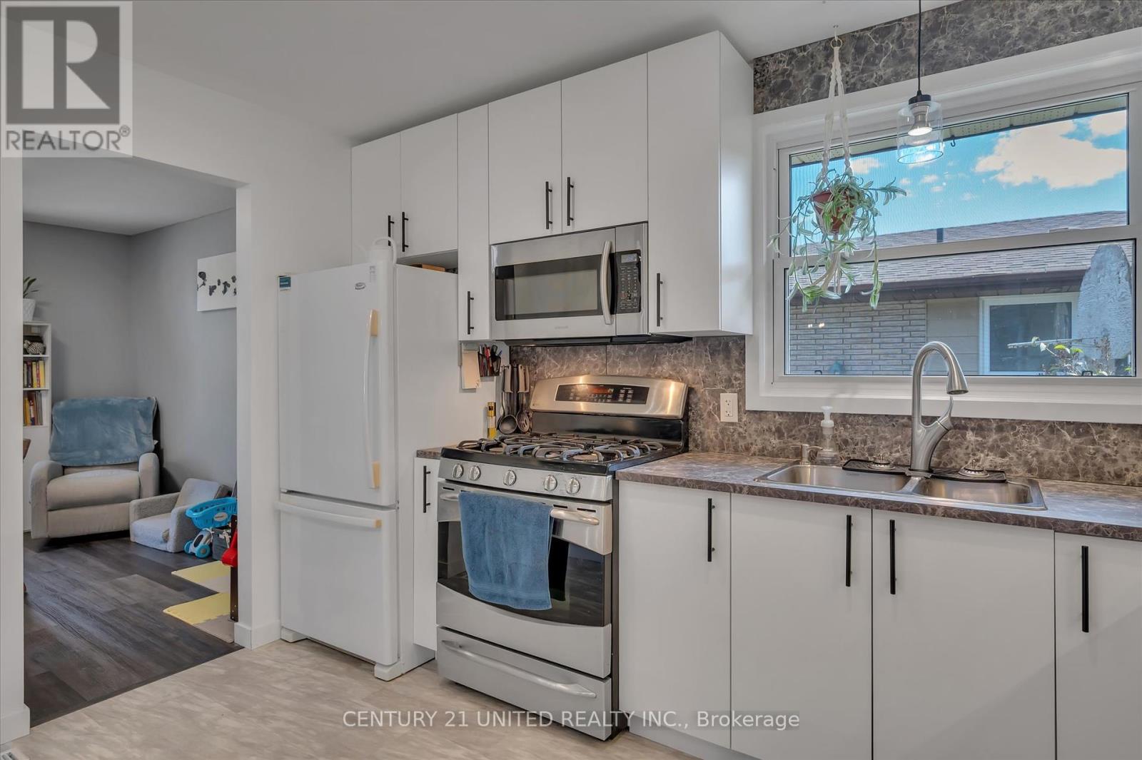 561 Barnes Crescent, Peterborough (Otonabee Ward 1), Ontario  K9J 7Z2 - Photo 14 - X12368340