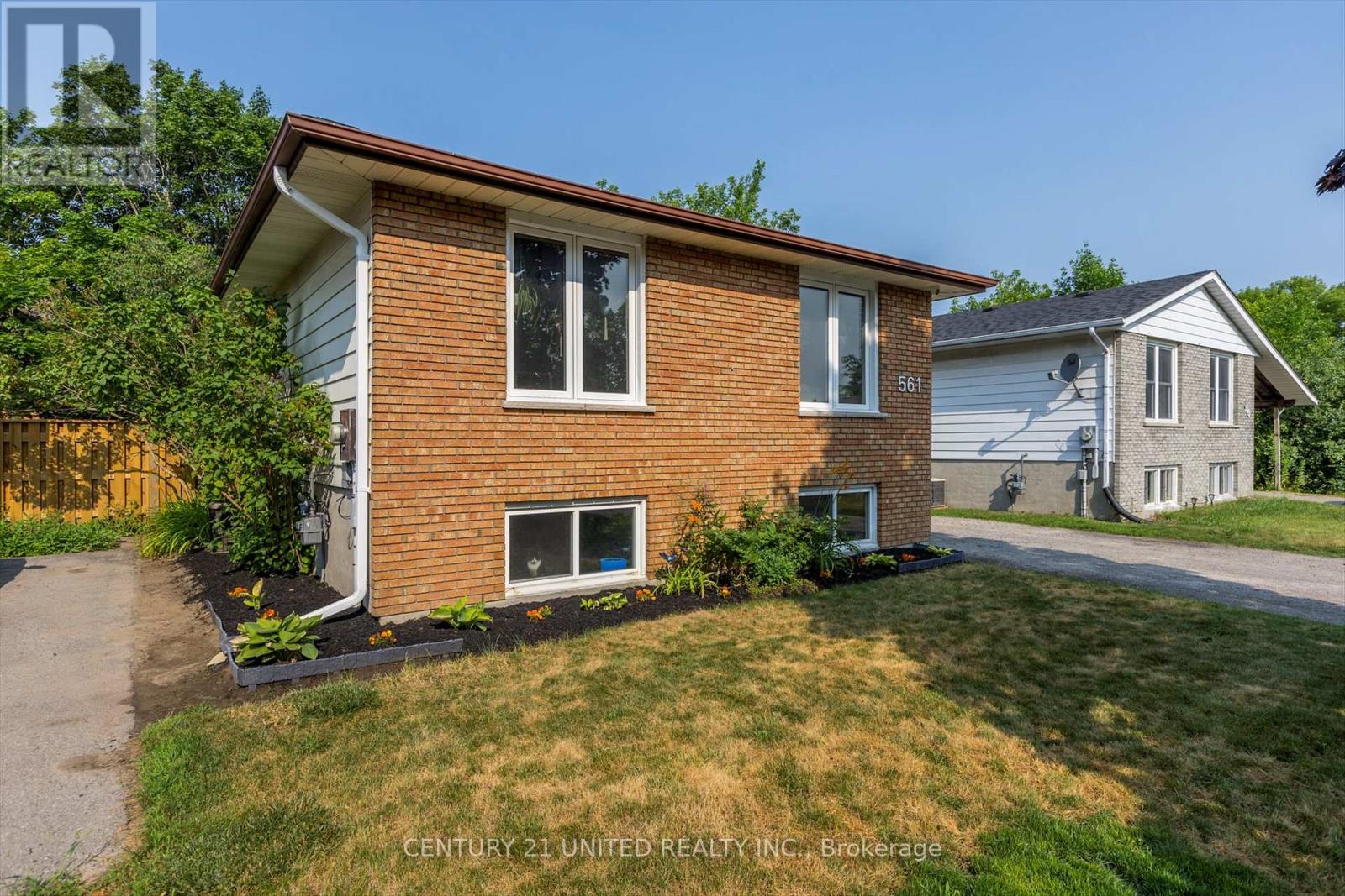 561 Barnes Crescent, Peterborough (Otonabee Ward 1), Ontario  K9J 7Z2 - Photo 2 - X12368340