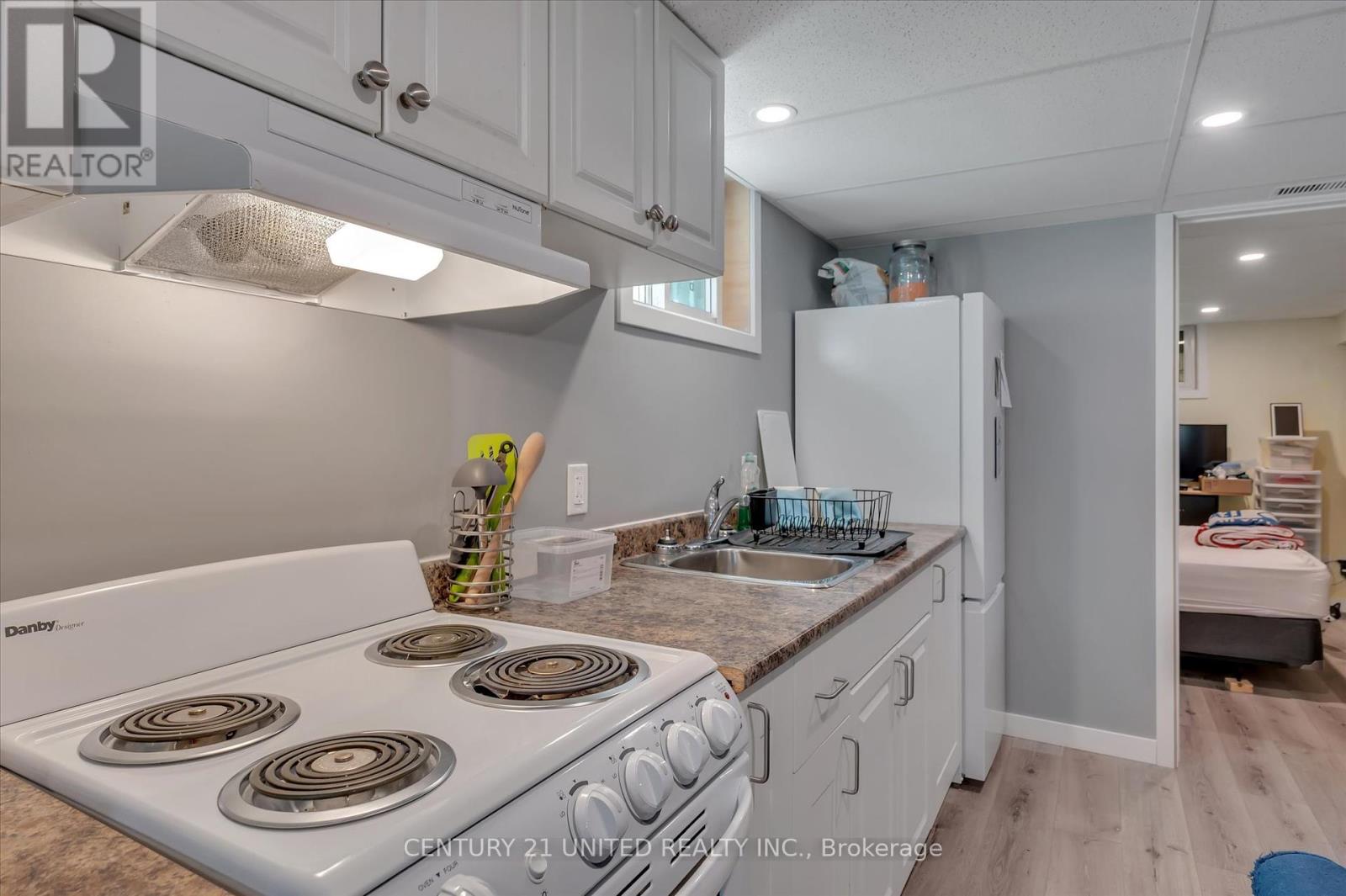 561 Barnes Crescent, Peterborough (Otonabee Ward 1), Ontario  K9J 7Z2 - Photo 33 - X12368340