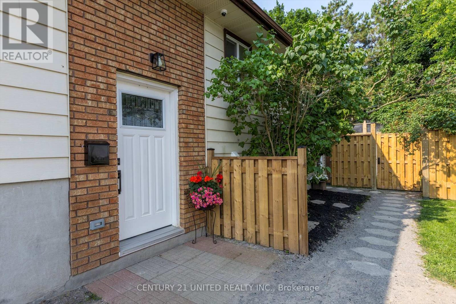 561 Barnes Crescent, Peterborough (Otonabee Ward 1), Ontario  K9J 7Z2 - Photo 4 - X12368340