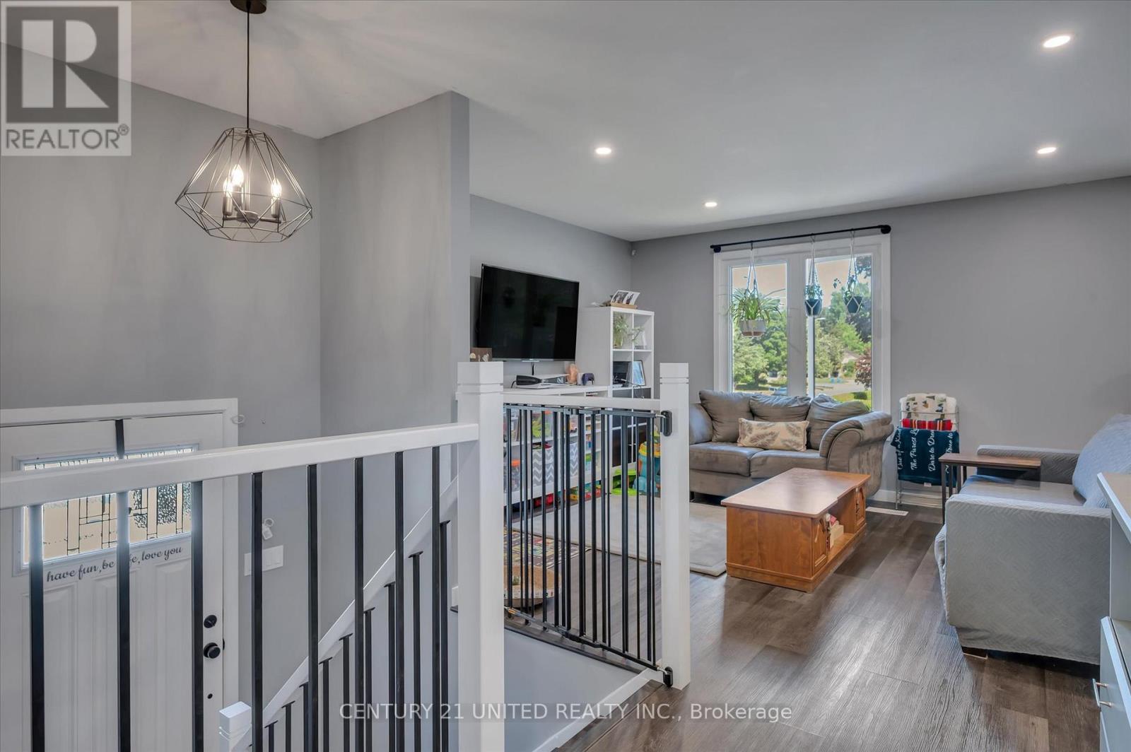 561 Barnes Crescent, Peterborough (Otonabee Ward 1), Ontario  K9J 7Z2 - Photo 6 - X12368340