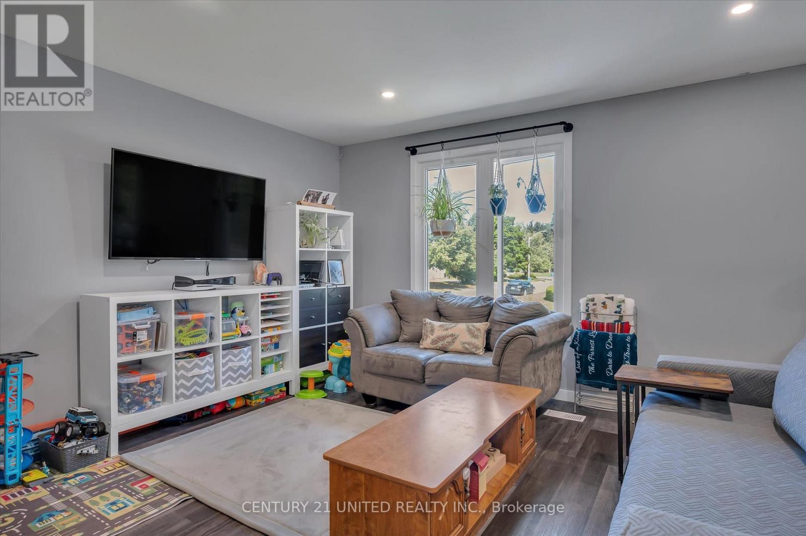 561 Barnes Crescent, Peterborough (Otonabee Ward 1), Ontario  K9J 7Z2 - Photo 7 - X12368340