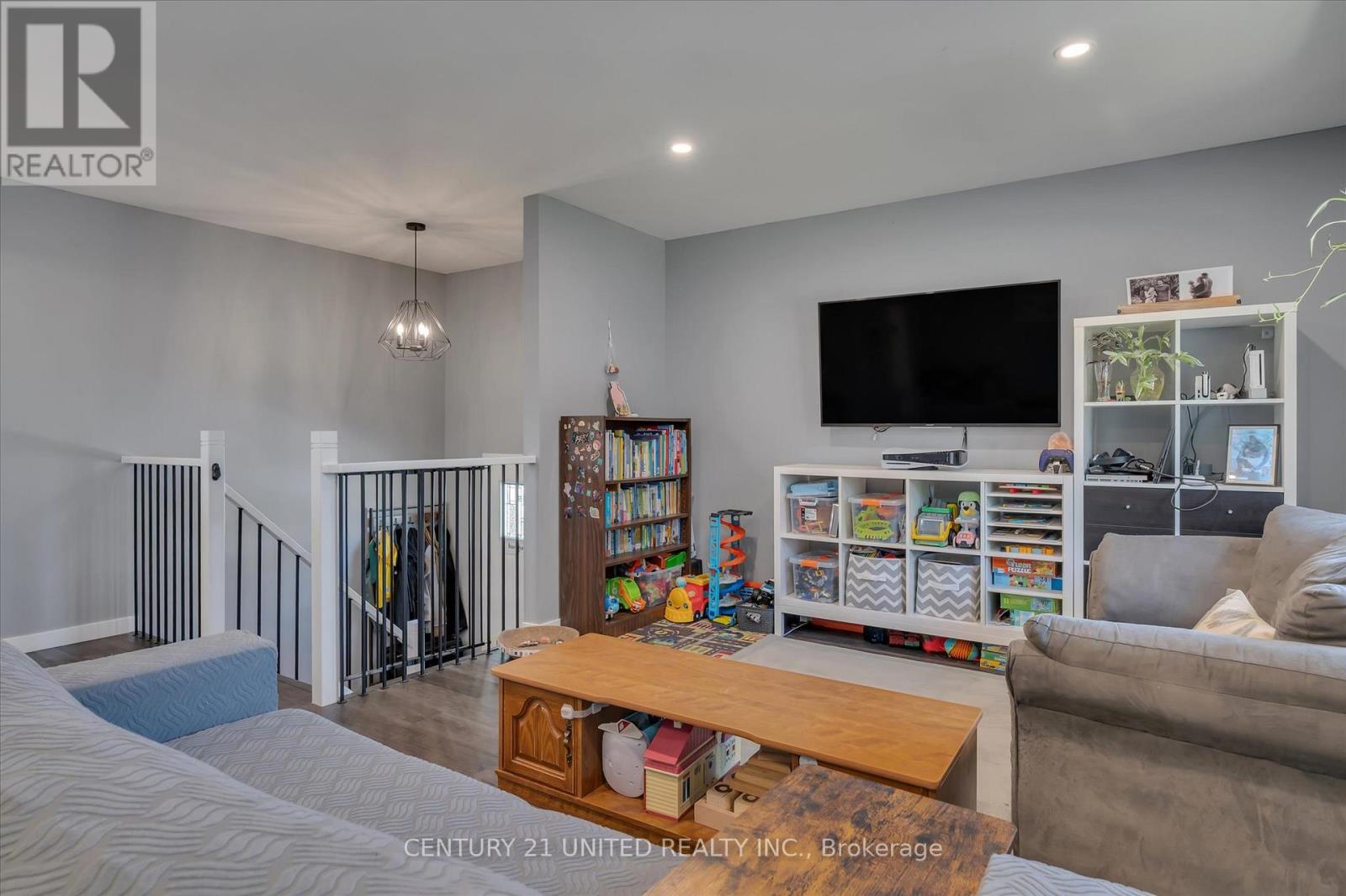 561 Barnes Crescent, Peterborough (Otonabee Ward 1), Ontario  K9J 7Z2 - Photo 8 - X12368340