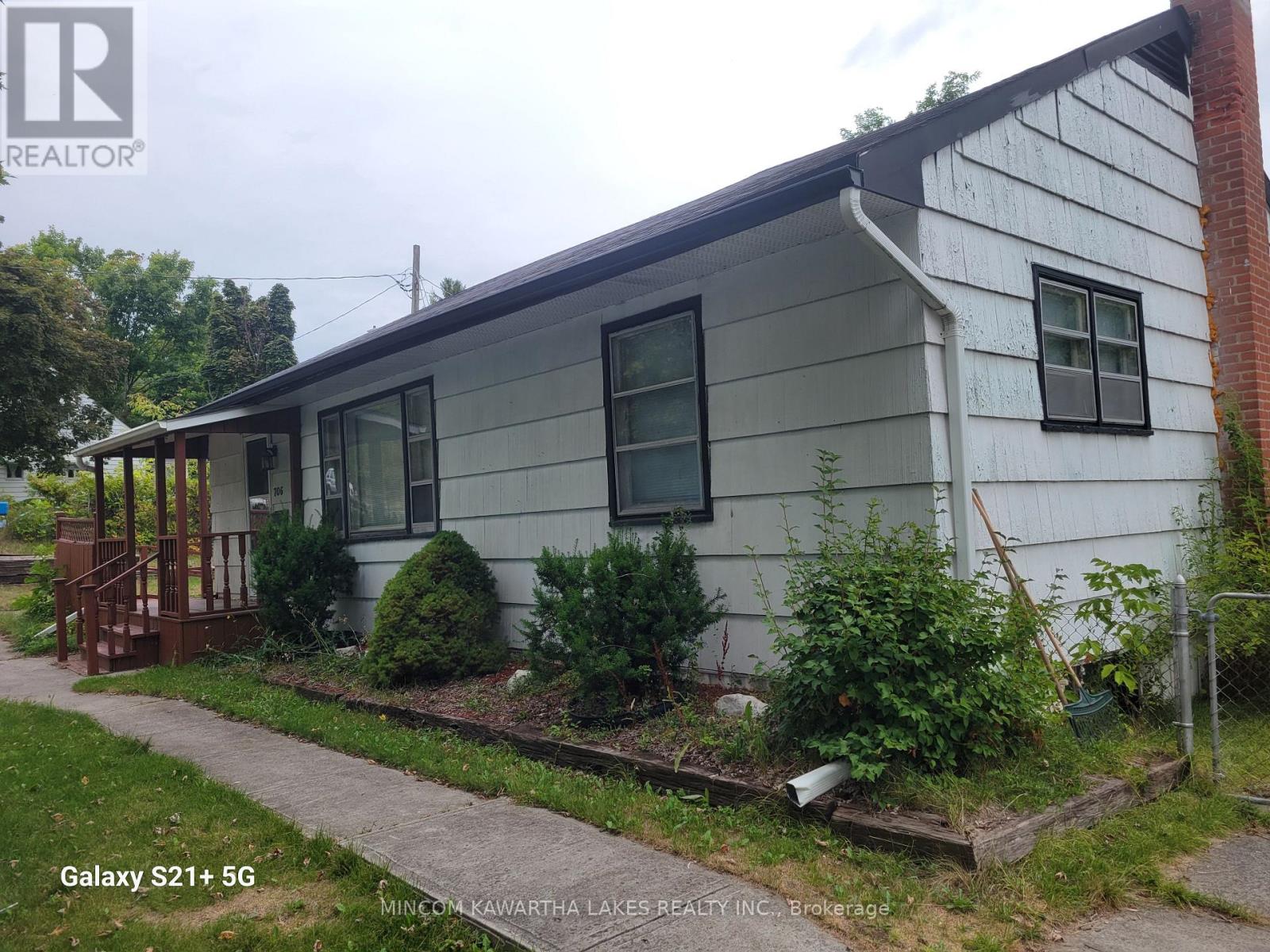 706 Fairbairn Street, Peterborough (Northcrest Ward 5), Ontario  K9H 6B5 - Photo 2 - X12368516