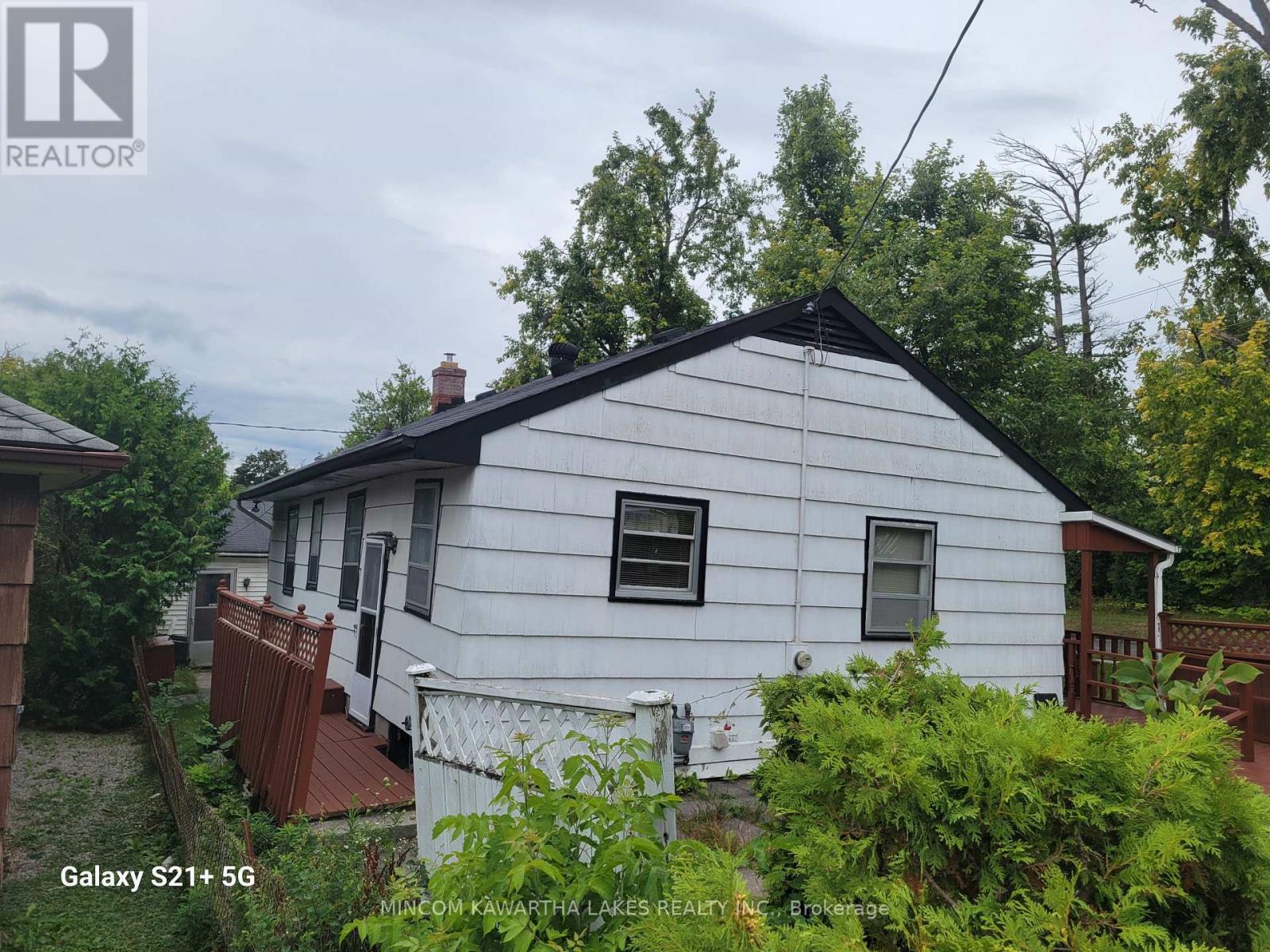 706 Fairbairn Street, Peterborough (Northcrest Ward 5), Ontario  K9H 6B5 - Photo 3 - X12368516